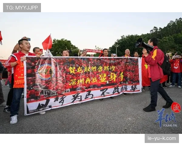 东亚杯赛场燃情高歌，球迷助威点燃火热氛围