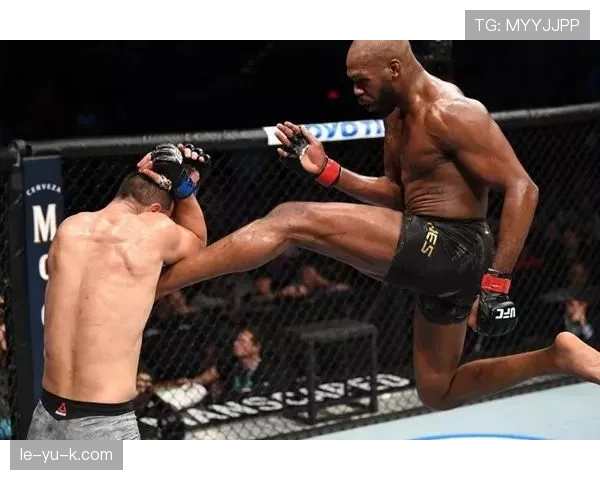 乔恩·琼斯一身训练服拎着比我房子还贵的包，我笑不出来