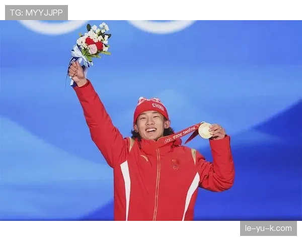 苏翊鸣训练完直接啃冰块，这自律程度真不是一般人扛得住的